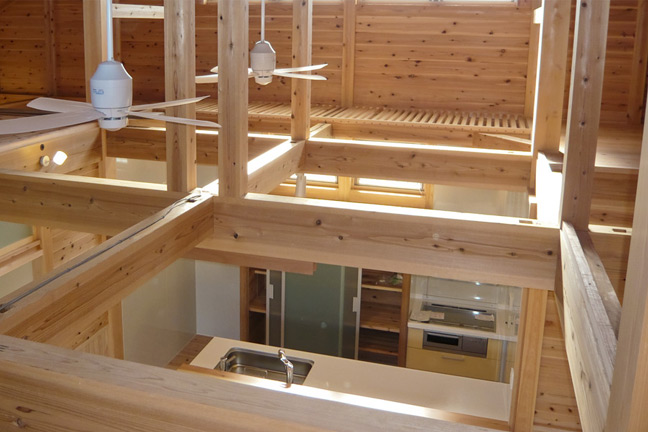 松井建築設計の設計実績写真,東野町の家,上部吹抜部分よりキッチンを臨む,奥には機能的な造り付けのバック棚