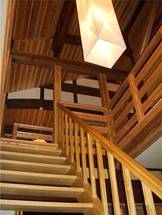 松井建築設計の設計実績写真,本庄の家,階段,板倉材の手摺壁写真